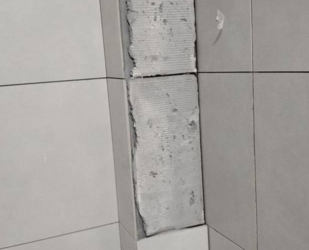 禹城瓷砖空鼓维修公司分享下瓷砖施工前基层浇水润湿程度不足，可能导致以下问题