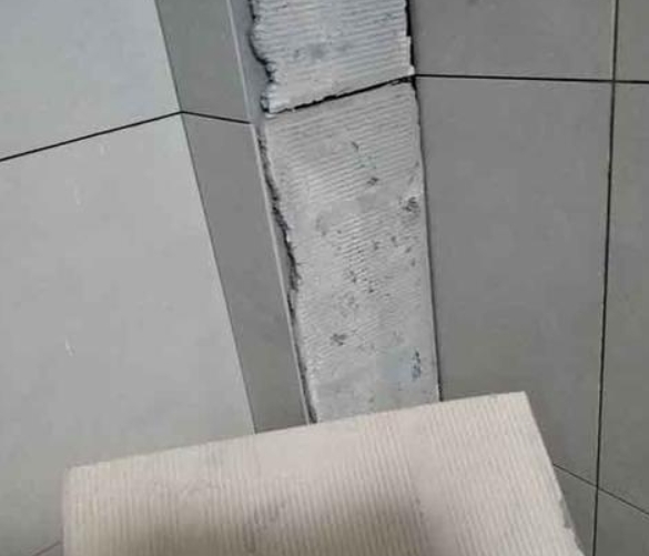 禹城瓷砖空鼓维修公司分享下厨房瓷砖脱落的补救措施。